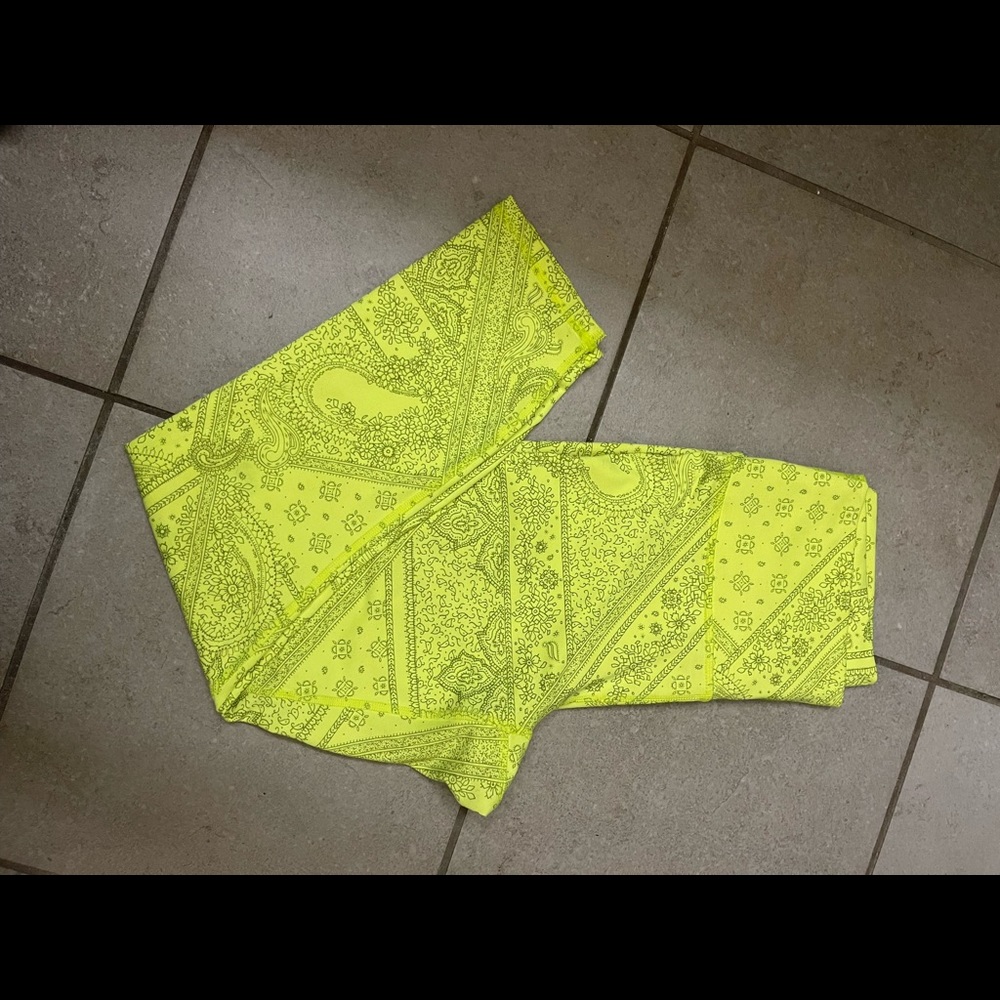 FABLETICS LEGGINGS Yellow bandana pattern. Size SMALL